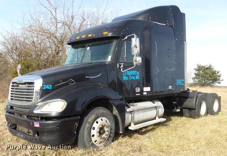 image for item J2642 2005 Freightliner Columbia semi truck