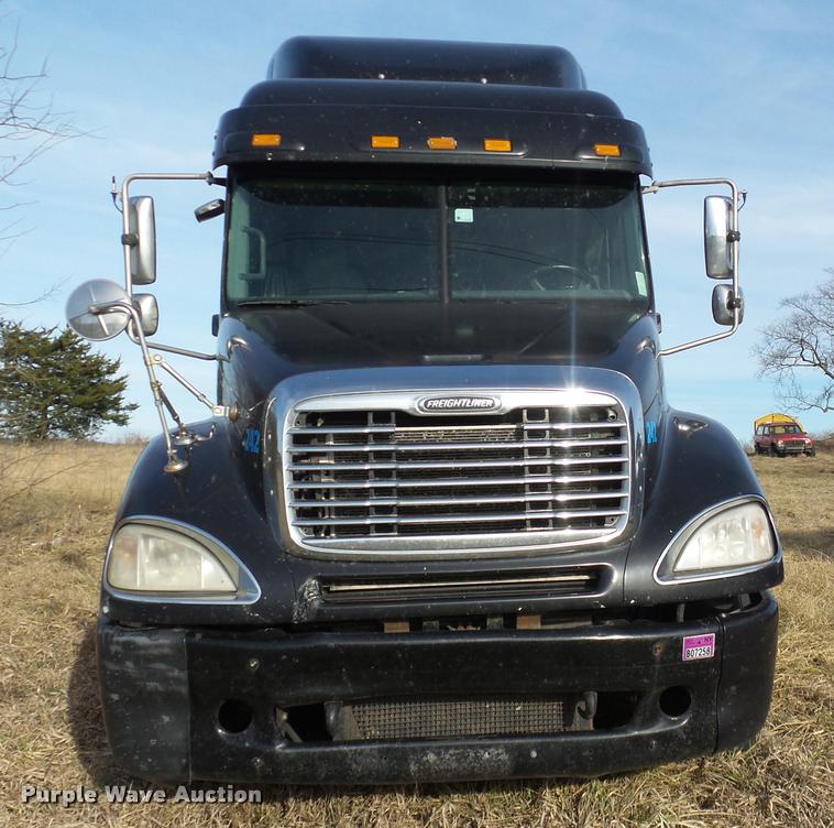 image for item J2642 2005 Freightliner Columbia semi truck