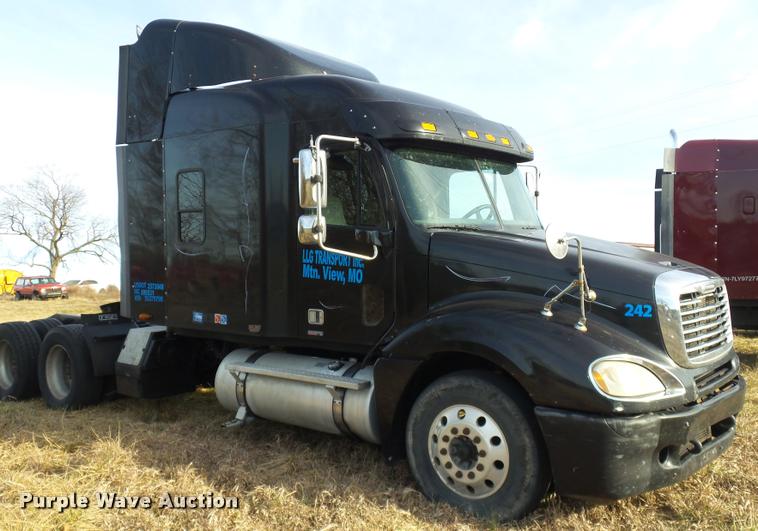 image for item J2642 2005 Freightliner Columbia semi truck