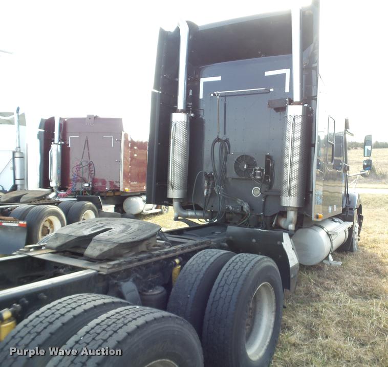 image for item J2642 2005 Freightliner Columbia semi truck