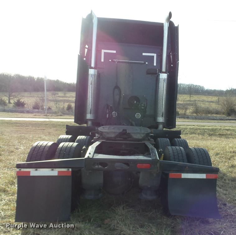 image for item J2642 2005 Freightliner Columbia semi truck