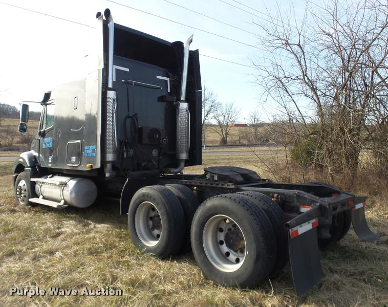 image for item J2642 2005 Freightliner Columbia semi truck