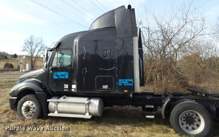 image for item J2642 2005 Freightliner Columbia semi truck