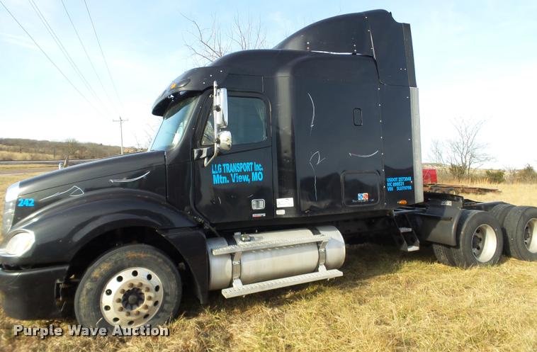 image for item J2642 2005 Freightliner Columbia semi truck