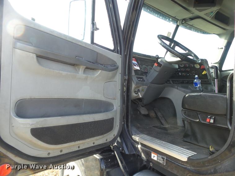 image for item J2642 2005 Freightliner Columbia semi truck