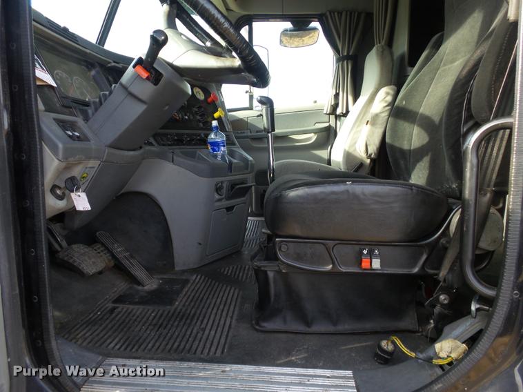 image for item J2642 2005 Freightliner Columbia semi truck