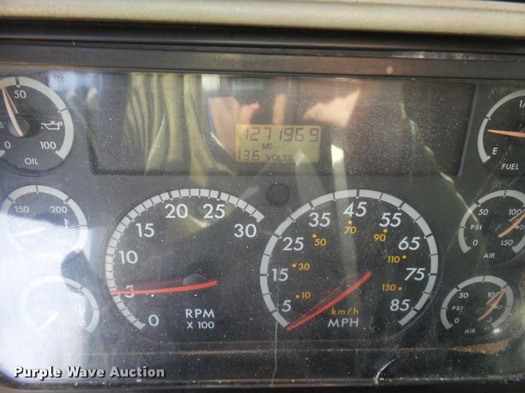 image for item J2642 2005 Freightliner Columbia semi truck