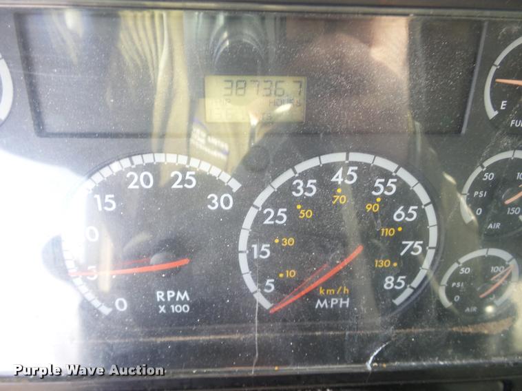 image for item J2642 2005 Freightliner Columbia semi truck