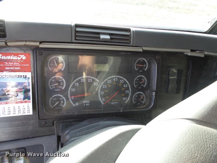 image for item J2642 2005 Freightliner Columbia semi truck