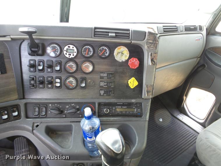 image for item J2642 2005 Freightliner Columbia semi truck