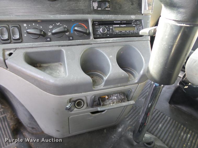 image for item J2642 2005 Freightliner Columbia semi truck