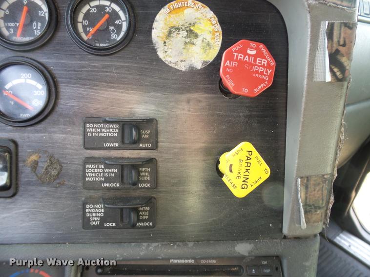 image for item J2642 2005 Freightliner Columbia semi truck