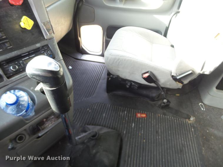 image for item J2642 2005 Freightliner Columbia semi truck