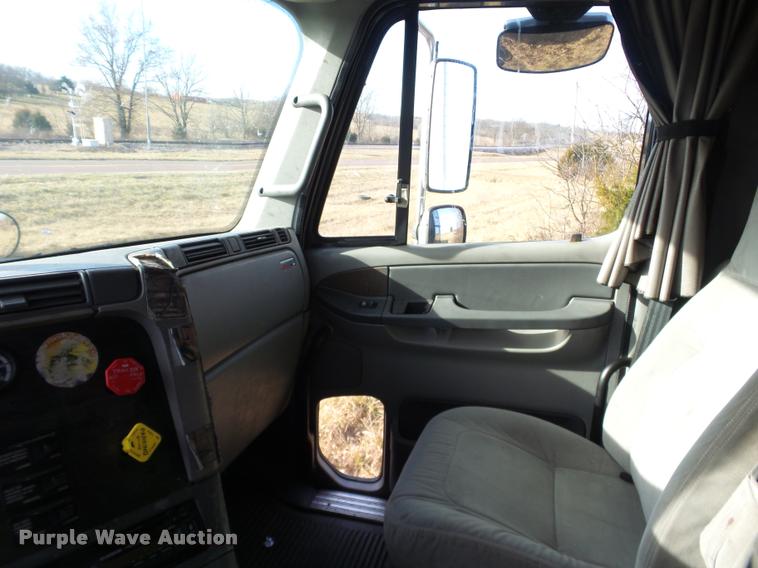 image for item J2642 2005 Freightliner Columbia semi truck