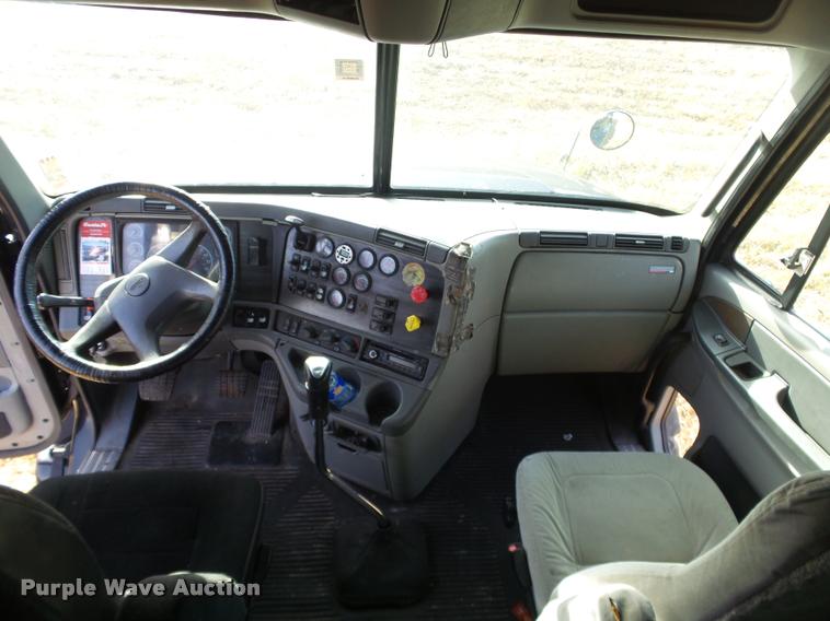 image for item J2642 2005 Freightliner Columbia semi truck