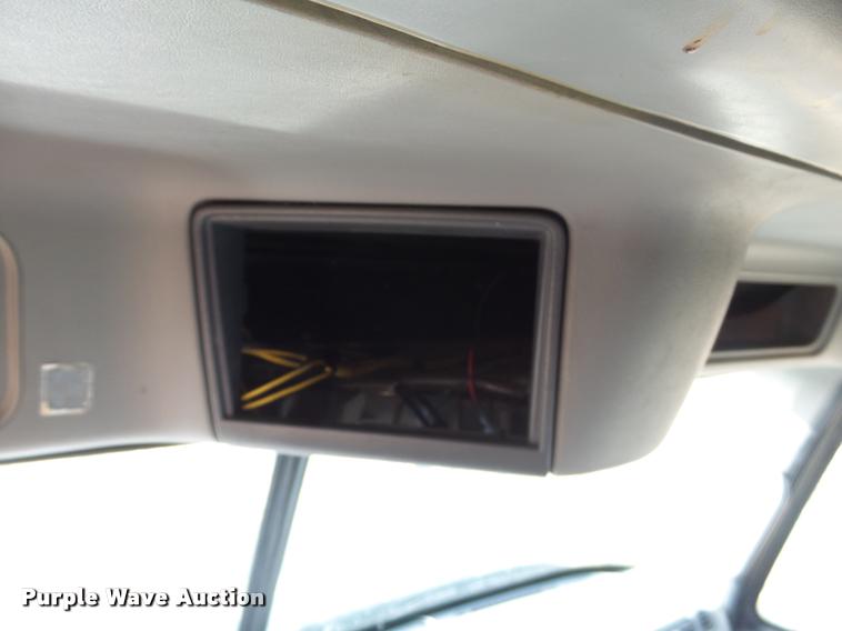 image for item J2642 2005 Freightliner Columbia semi truck