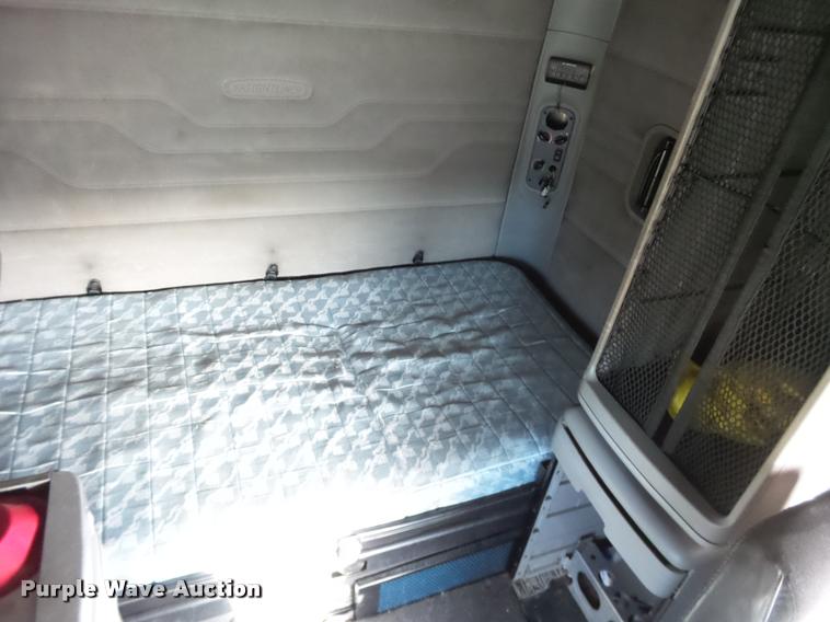 image for item J2642 2005 Freightliner Columbia semi truck