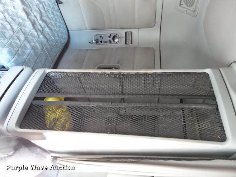 image for item J2642 2005 Freightliner Columbia semi truck