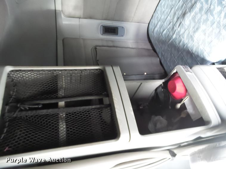 image for item J2642 2005 Freightliner Columbia semi truck