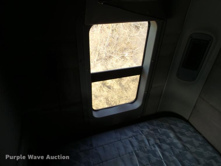 image for item J2642 2005 Freightliner Columbia semi truck