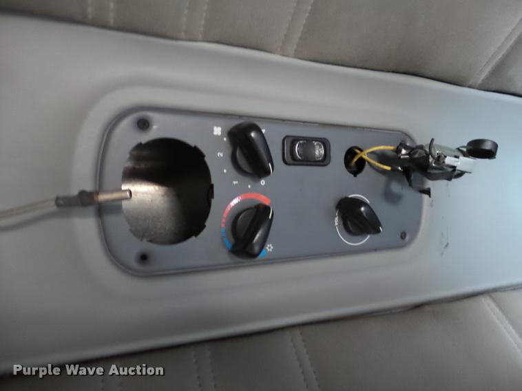 image for item J2642 2005 Freightliner Columbia semi truck