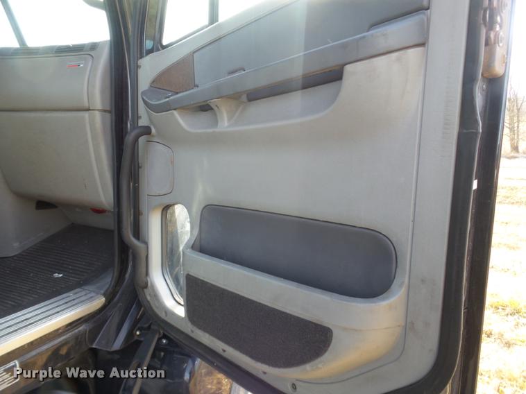 image for item J2642 2005 Freightliner Columbia semi truck