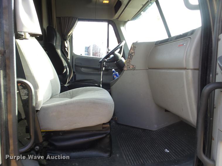 image for item J2642 2005 Freightliner Columbia semi truck