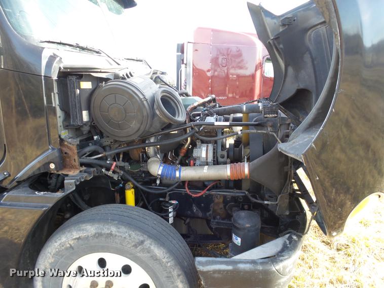 image for item J2642 2005 Freightliner Columbia semi truck