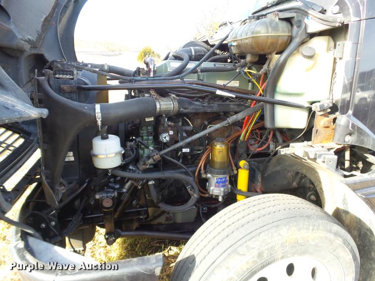 image for item J2642 2005 Freightliner Columbia semi truck