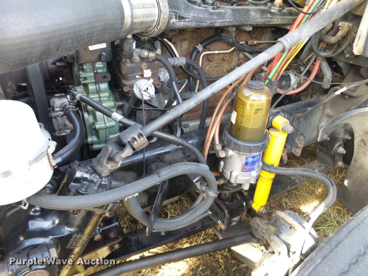 image for item J2642 2005 Freightliner Columbia semi truck