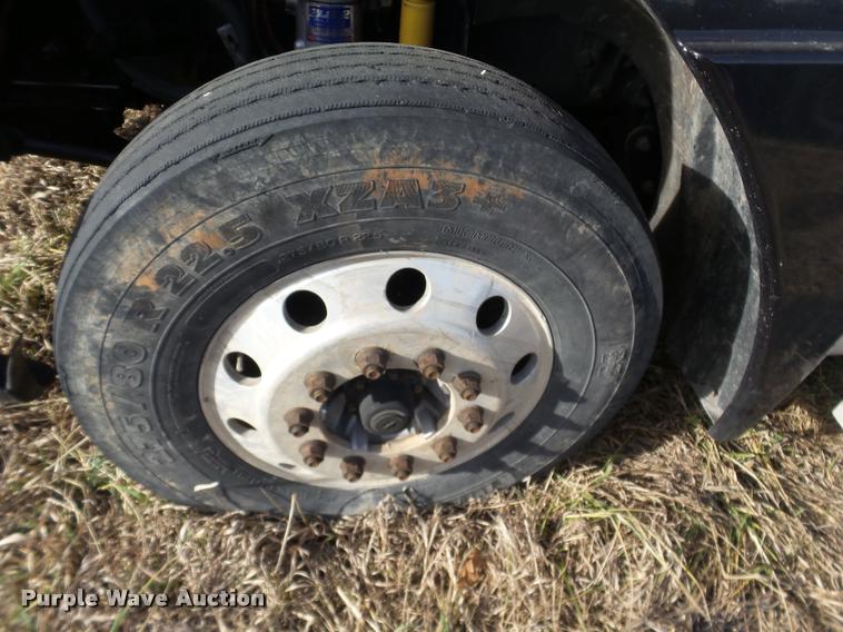 image for item J2642 2005 Freightliner Columbia semi truck