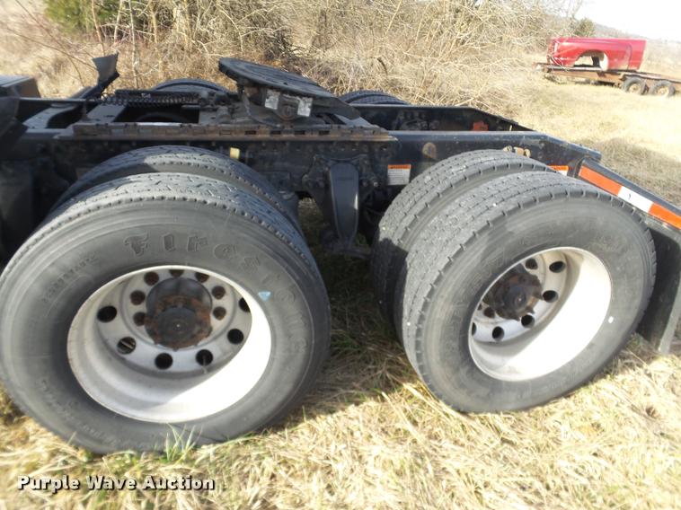 image for item J2642 2005 Freightliner Columbia semi truck