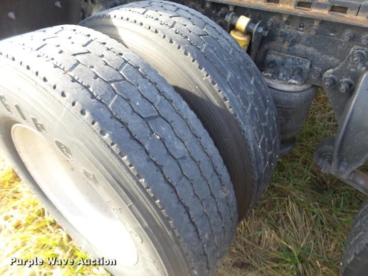 image for item J2642 2005 Freightliner Columbia semi truck