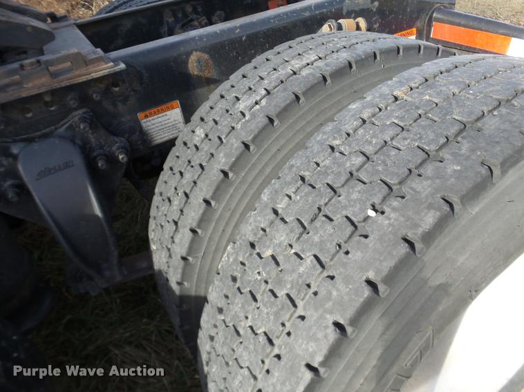 image for item J2642 2005 Freightliner Columbia semi truck