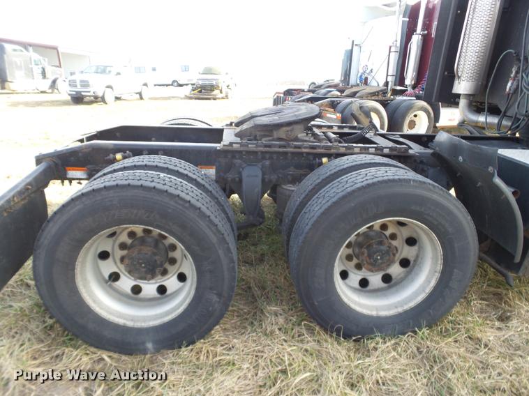 image for item J2642 2005 Freightliner Columbia semi truck