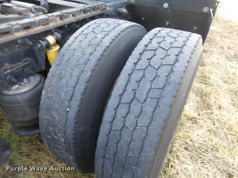 image for item J2642 2005 Freightliner Columbia semi truck