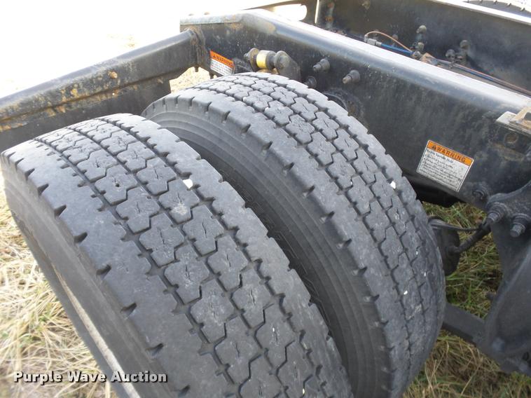 image for item J2642 2005 Freightliner Columbia semi truck