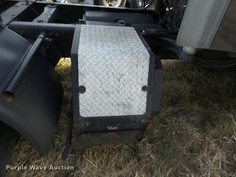 image for item J2642 2005 Freightliner Columbia semi truck