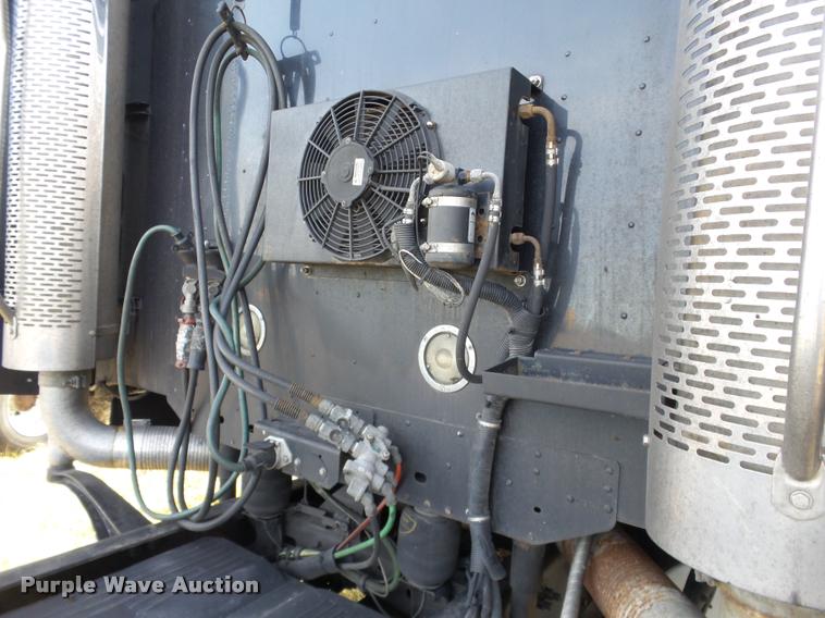 image for item J2642 2005 Freightliner Columbia semi truck