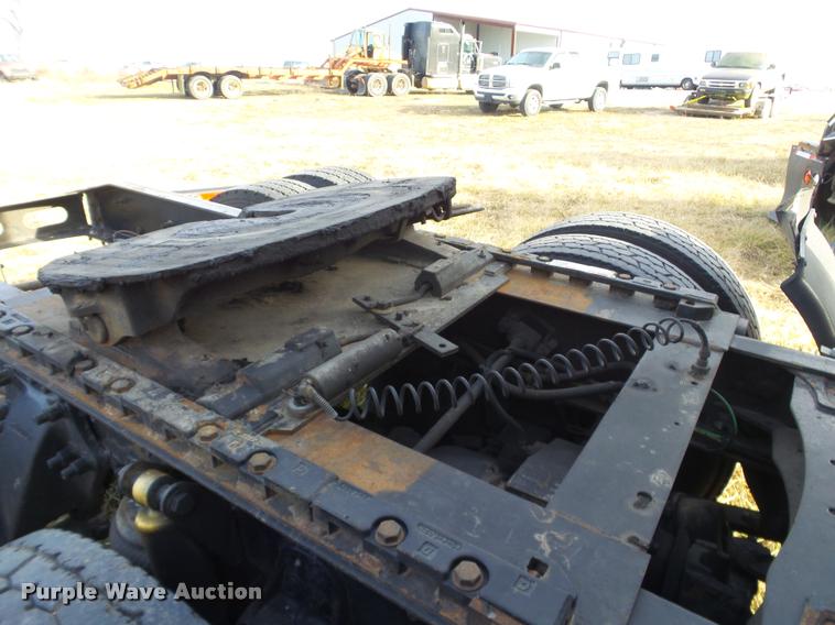 image for item J2642 2005 Freightliner Columbia semi truck