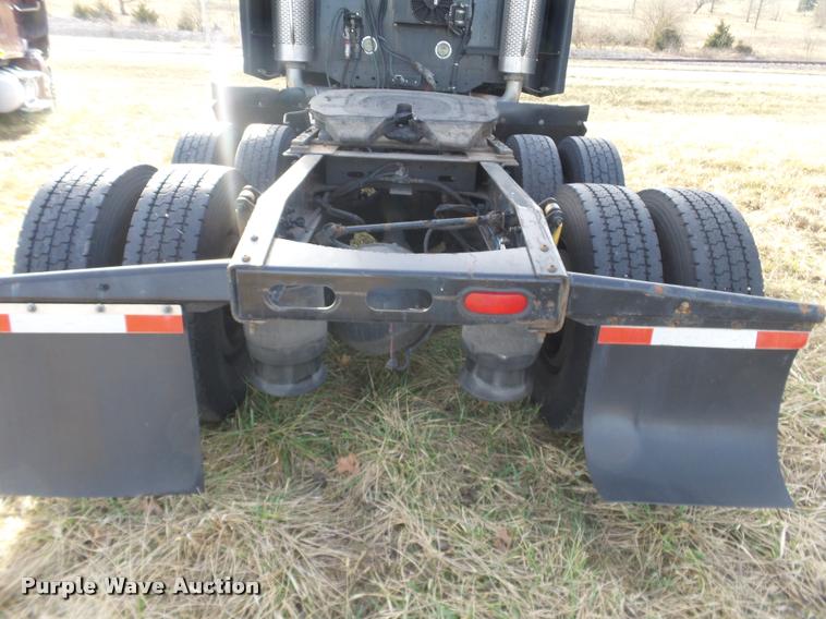 image for item J2642 2005 Freightliner Columbia semi truck