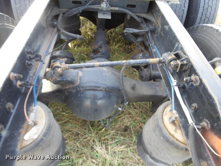 image for item J2642 2005 Freightliner Columbia semi truck