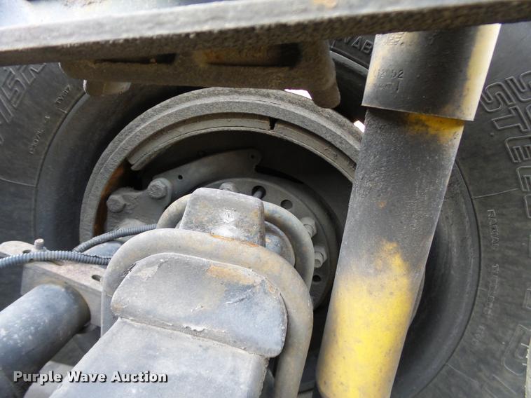 image for item J2642 2005 Freightliner Columbia semi truck