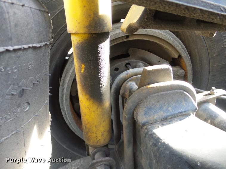 image for item J2642 2005 Freightliner Columbia semi truck