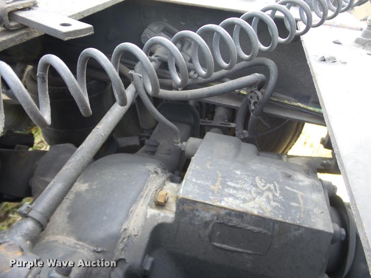 image for item J2642 2005 Freightliner Columbia semi truck