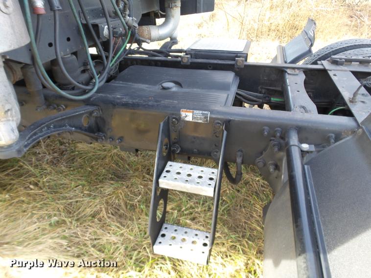 image for item J2642 2005 Freightliner Columbia semi truck