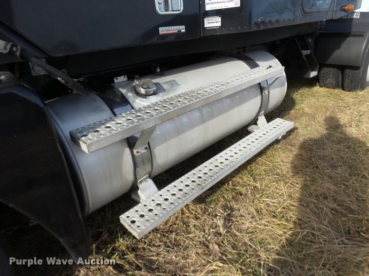 image for item J2642 2005 Freightliner Columbia semi truck