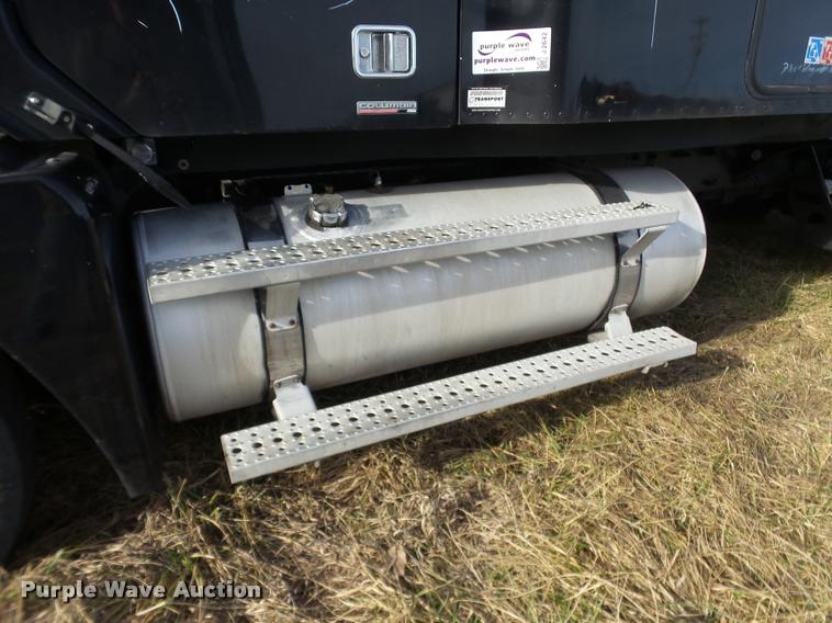 image for item J2642 2005 Freightliner Columbia semi truck