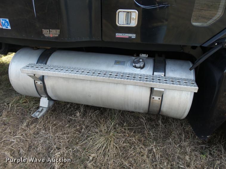 image for item J2642 2005 Freightliner Columbia semi truck