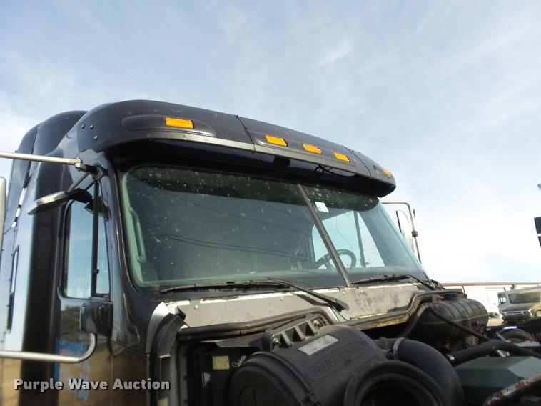 image for item J2642 2005 Freightliner Columbia semi truck